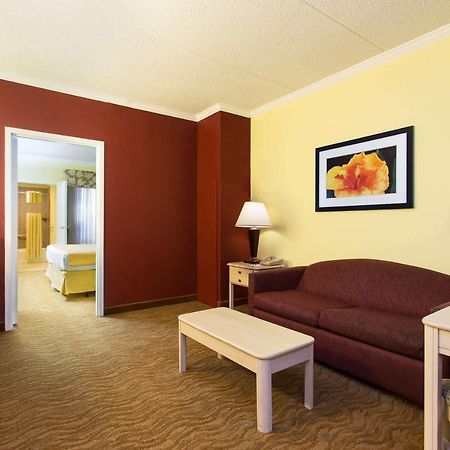 Hotel Baymont By Wyndham Tampa Near Busch Gardens Esterno foto