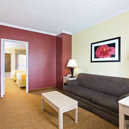 Hotel Baymont By Wyndham Tampa Near Busch Gardens Esterno foto