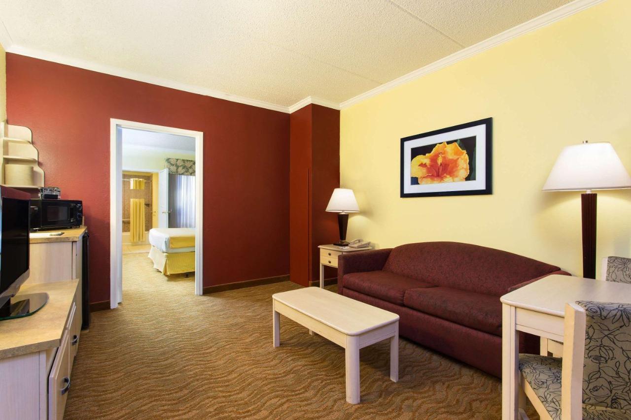 Hotel Baymont By Wyndham Tampa Near Busch Gardens Esterno foto