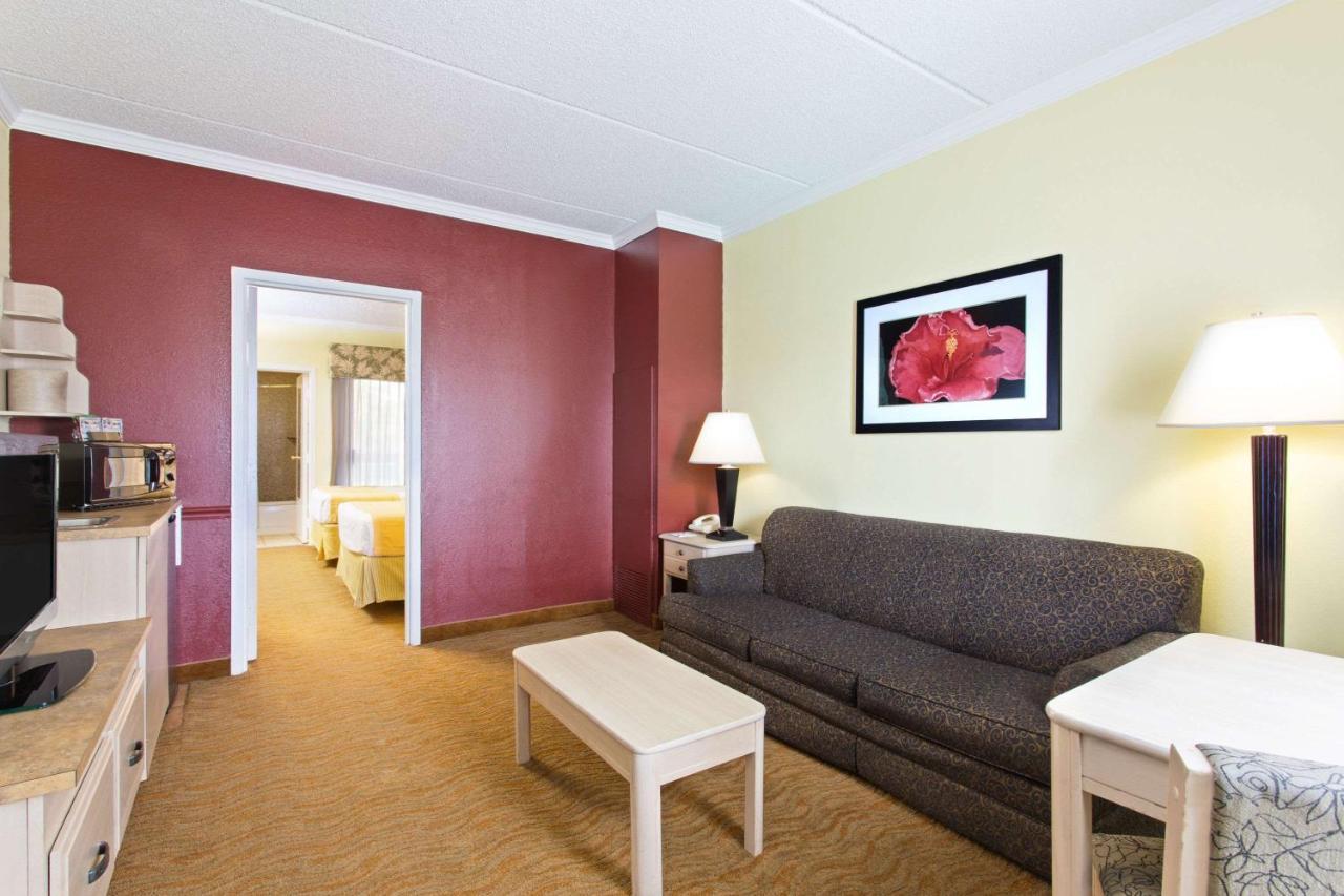 Hotel Baymont By Wyndham Tampa Near Busch Gardens Esterno foto