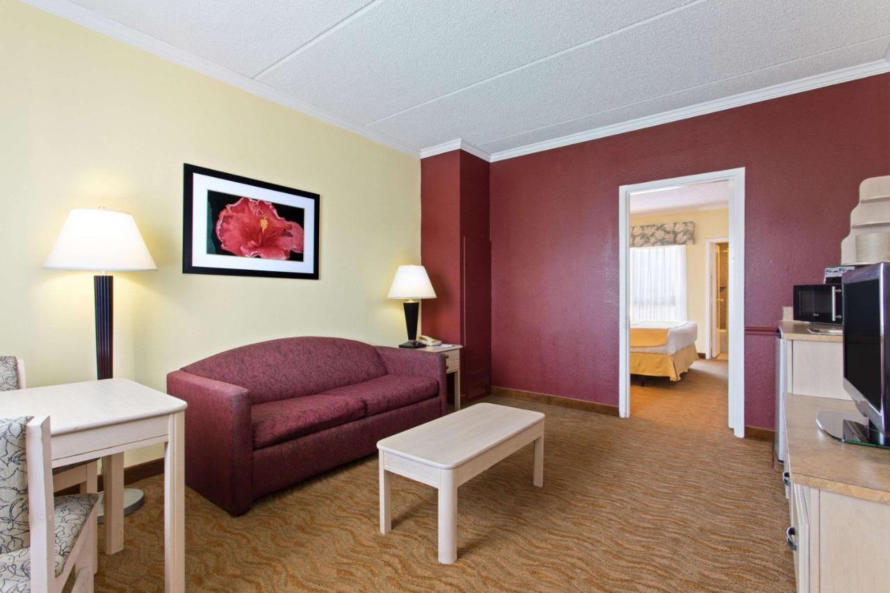 Hotel Baymont By Wyndham Tampa Near Busch Gardens Esterno foto