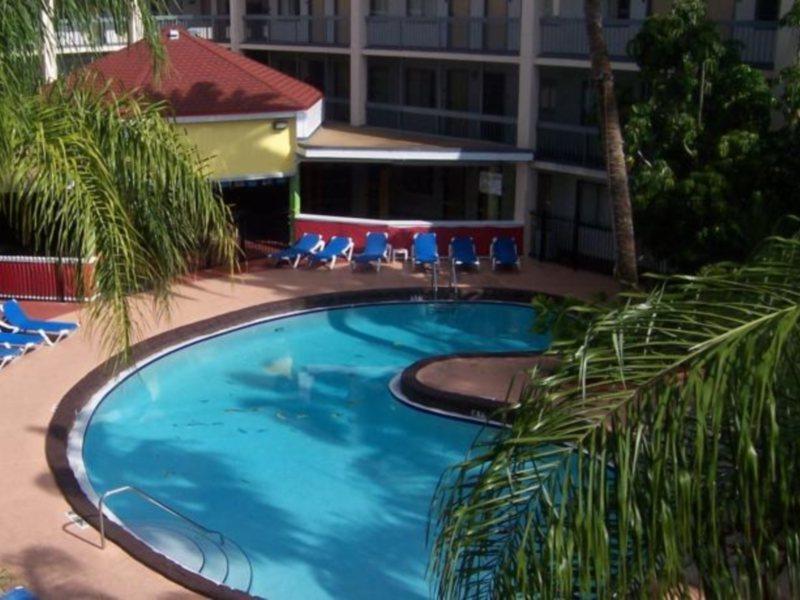 Hotel Baymont By Wyndham Tampa Near Busch Gardens Esterno foto
