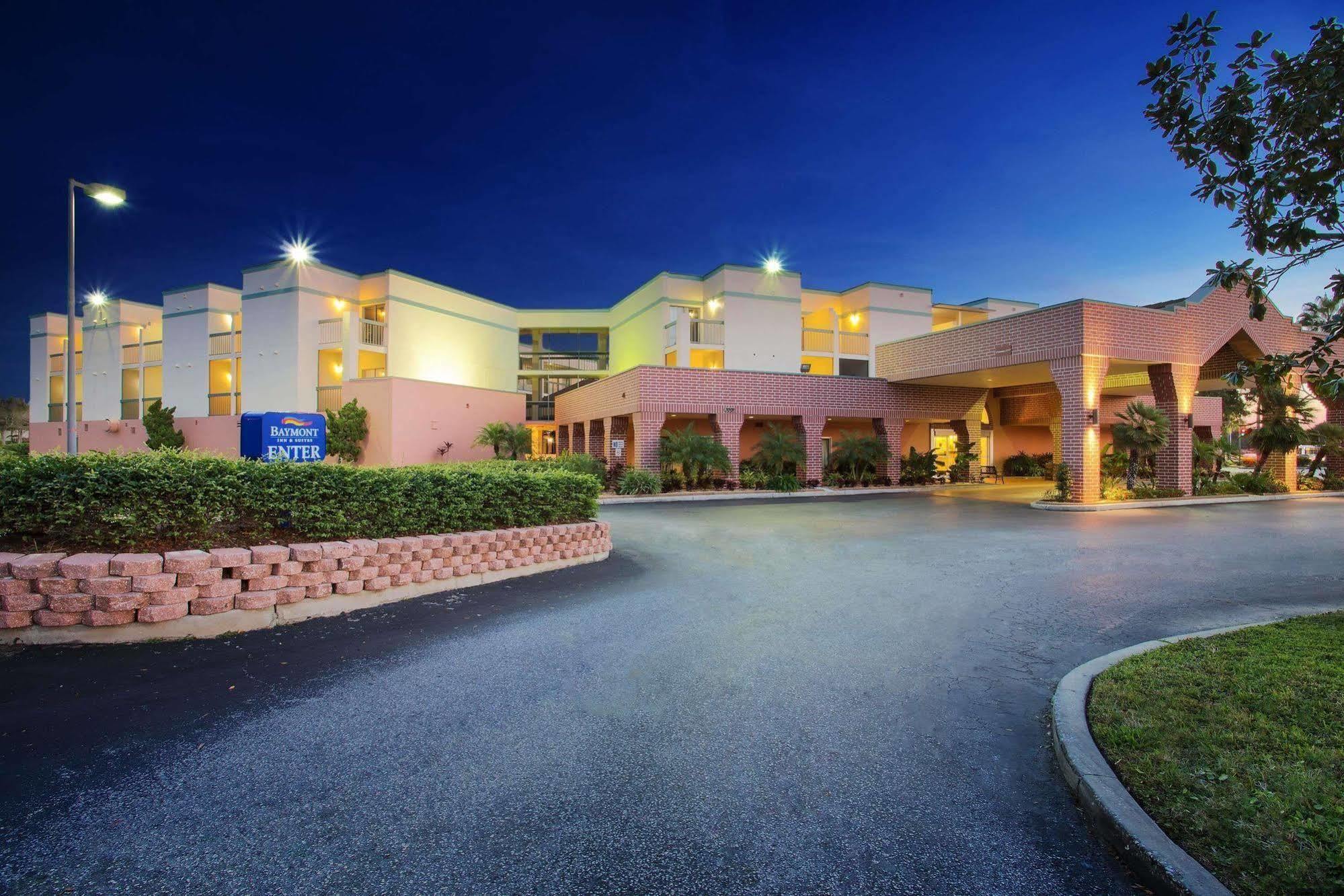 Hotel Baymont By Wyndham Tampa Near Busch Gardens Esterno foto