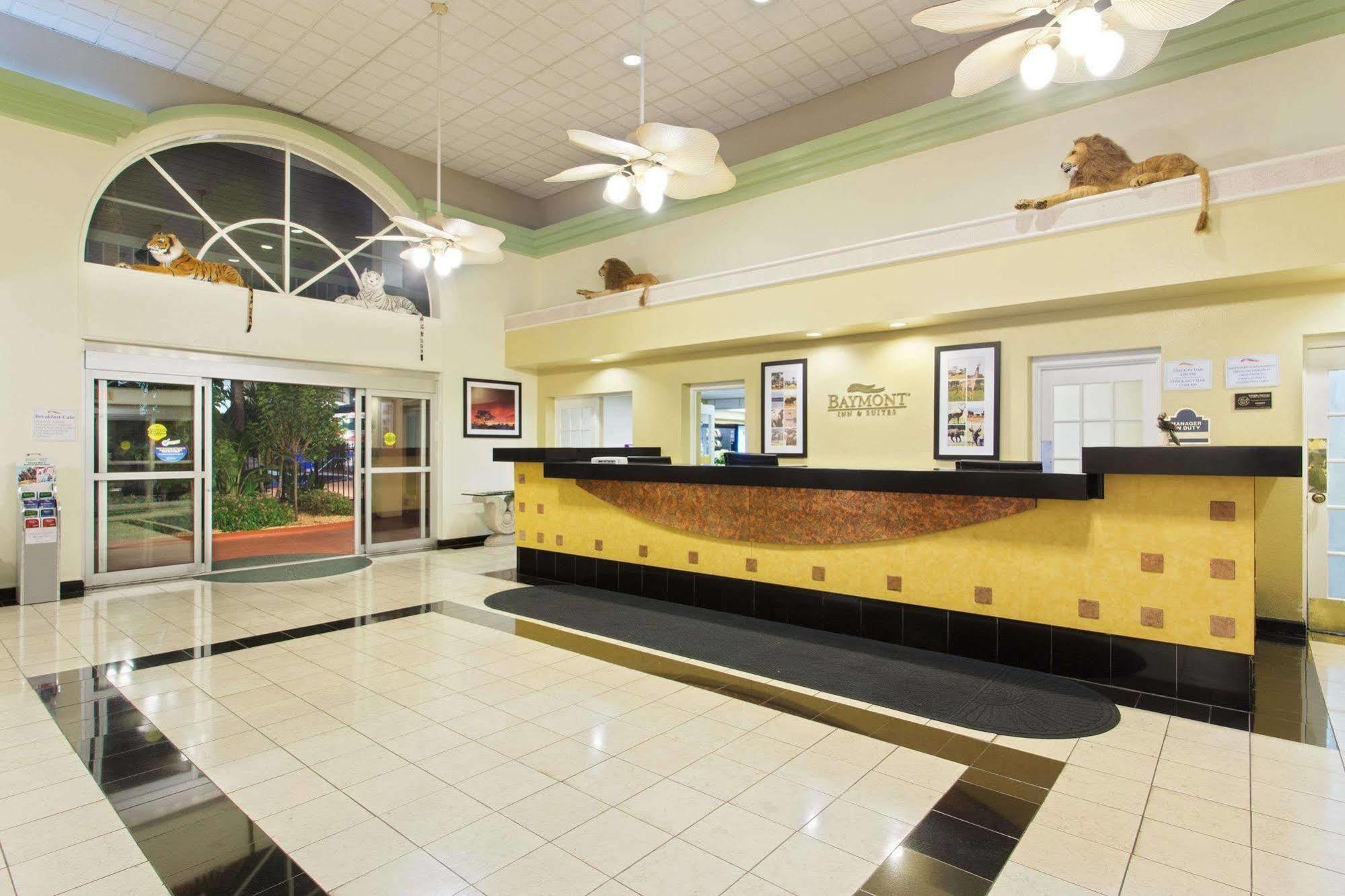 Hotel Baymont By Wyndham Tampa Near Busch Gardens Esterno foto