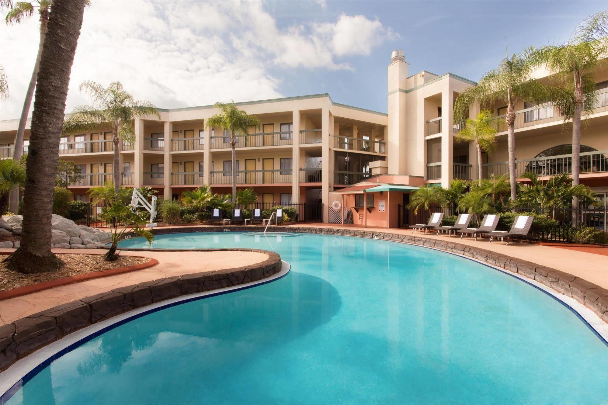 Hotel Baymont By Wyndham Tampa Near Busch Gardens Esterno foto